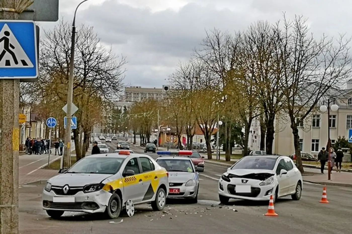 В Гродно произошло ДТП с участием Peugeot и автомобиля службы "Яндекс.Такси"
