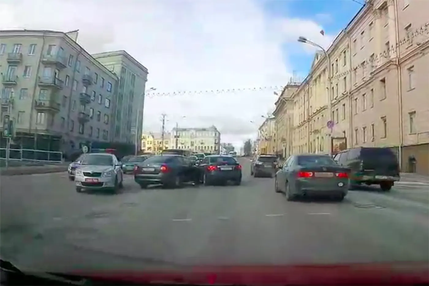 На улице Свердлова в Минске столкнулись два автомобиля. Авария попала на видеорегистратор