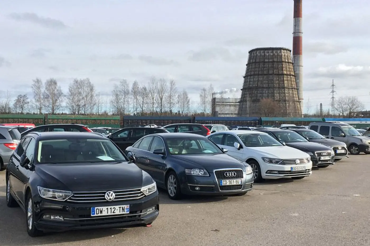 "На Беларусь уже никто не рассчитывает". Чем живет авторынок в Каунасе и есть ли смысл отправляться за автомобилем в Литву?