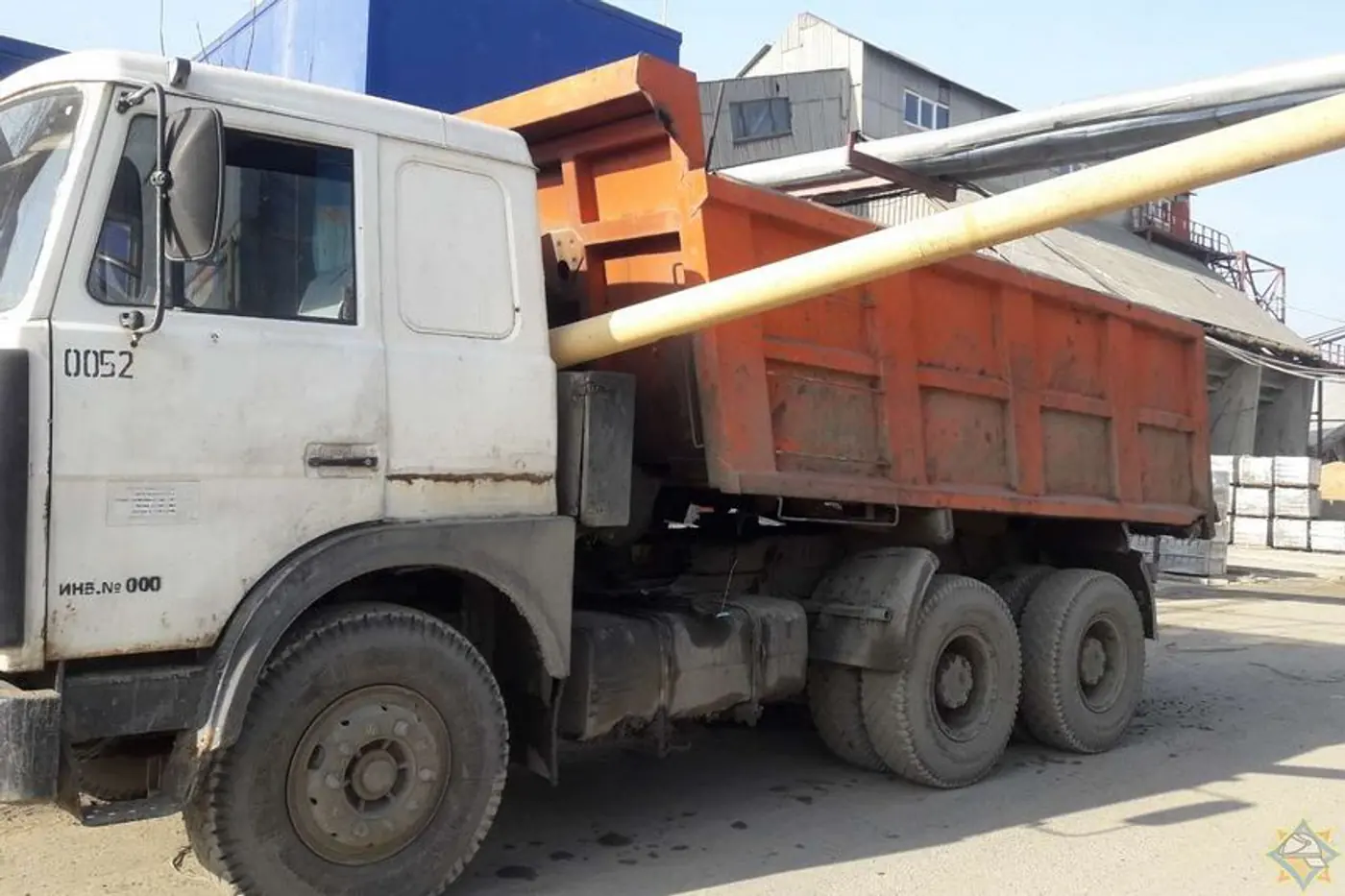 Как можно было не увидеть? В Микашевичах грузовик зацепил трубу газопровода