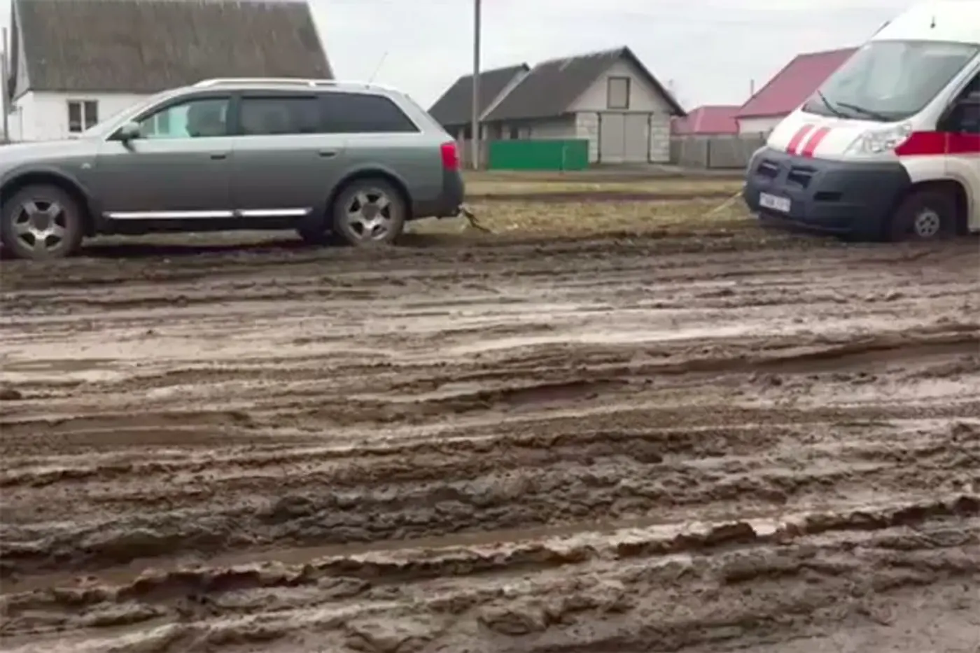 Сила quattro. Водитель Audi вытащил увязший в грязи автомобиль скорой помощи