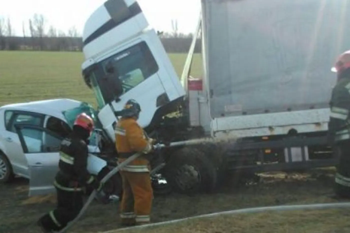 В Кобринском районе Renault вылетел на полосу встречного движения и столкнулся с грузовиком