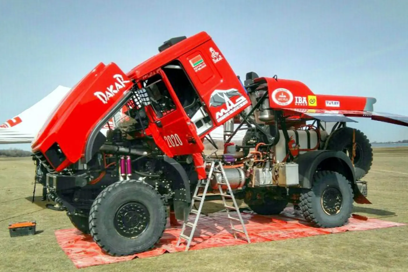 Капотный МАЗ-6440RR вышел на первые испытания. Где трасса и кто за рулем?
