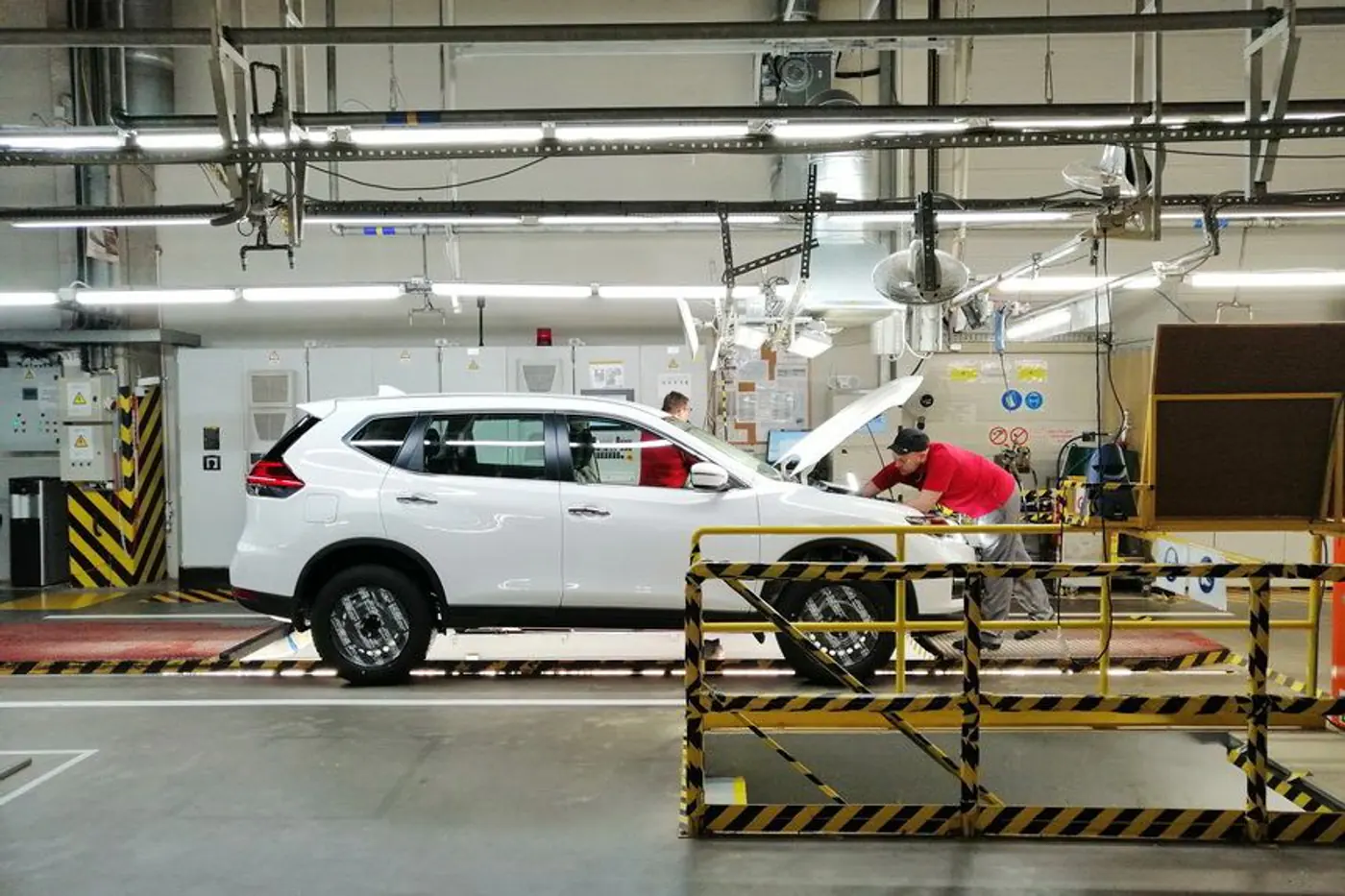 Ресурс современных авто - 200 тысяч километров? Съездили на российский завод Nissan, но не увидели кувалд в руках рабочих