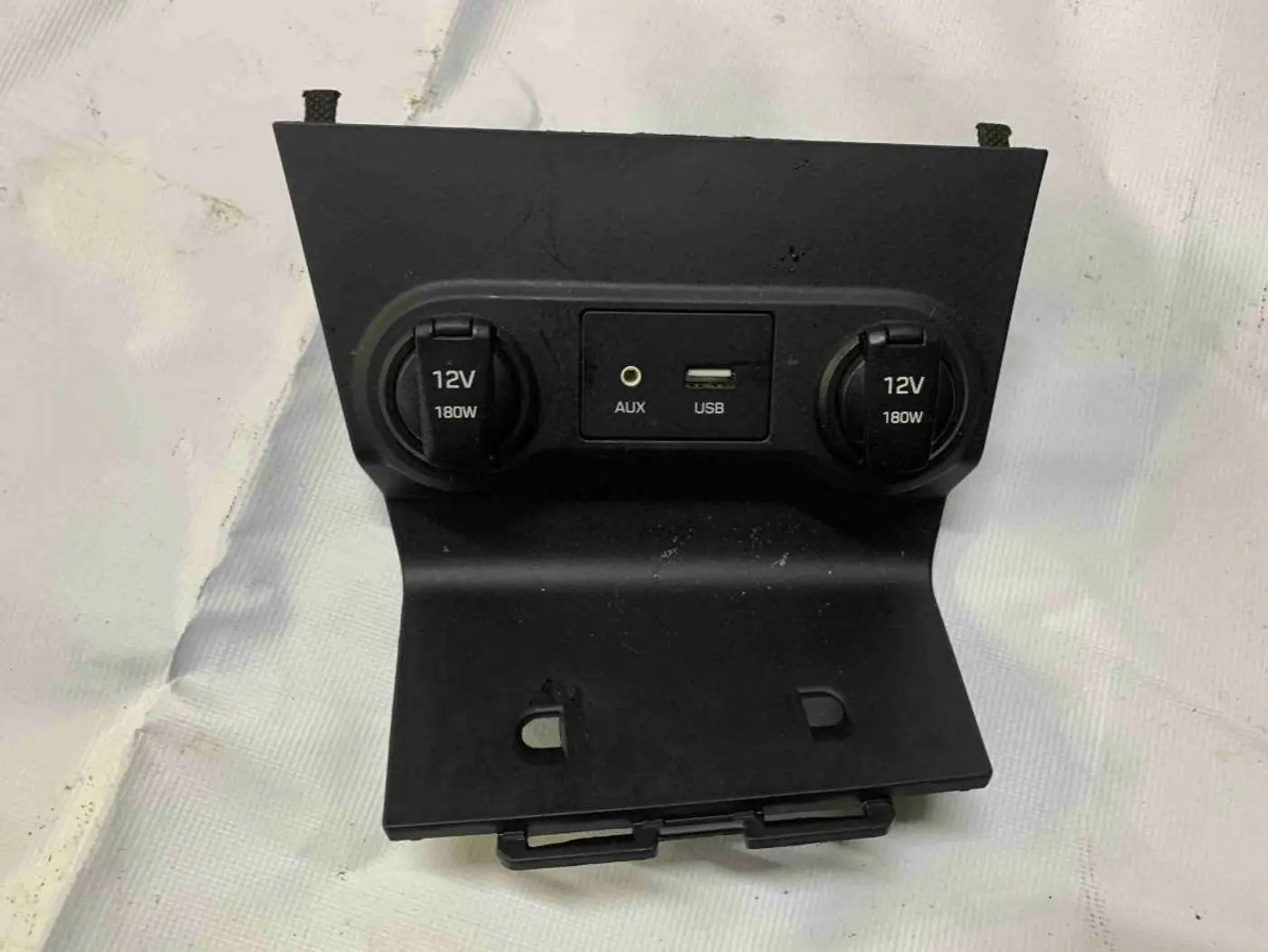 Разъем AUX / USB к Hyundai Solaris 2018