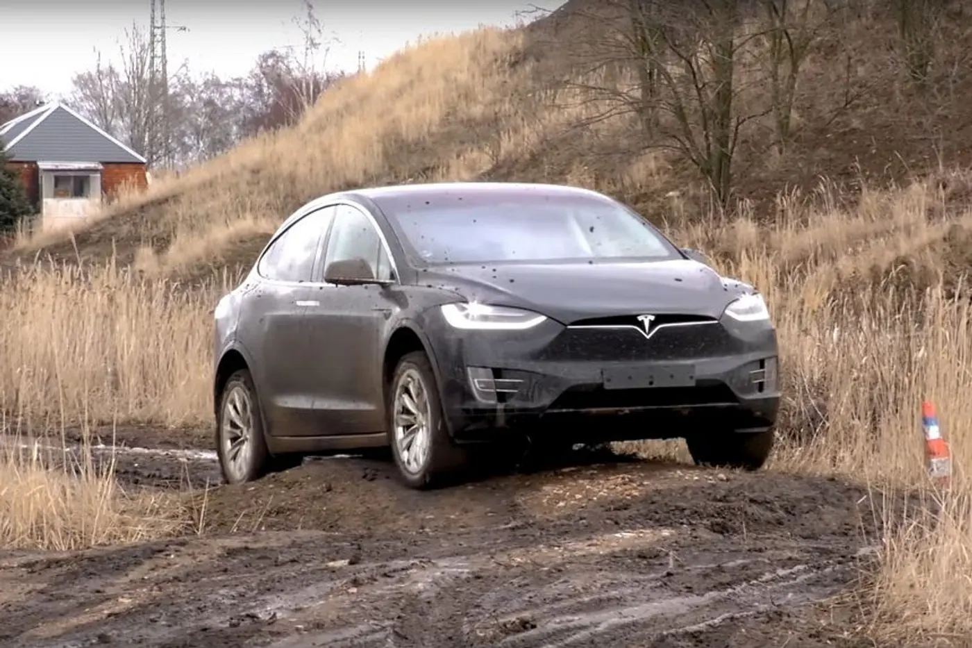 Видеофакт. Tesla Model X загнали в грязь