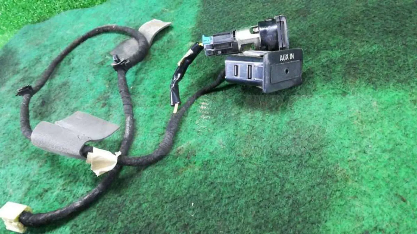 Разъем AUX / USB к Mazda 3 2004