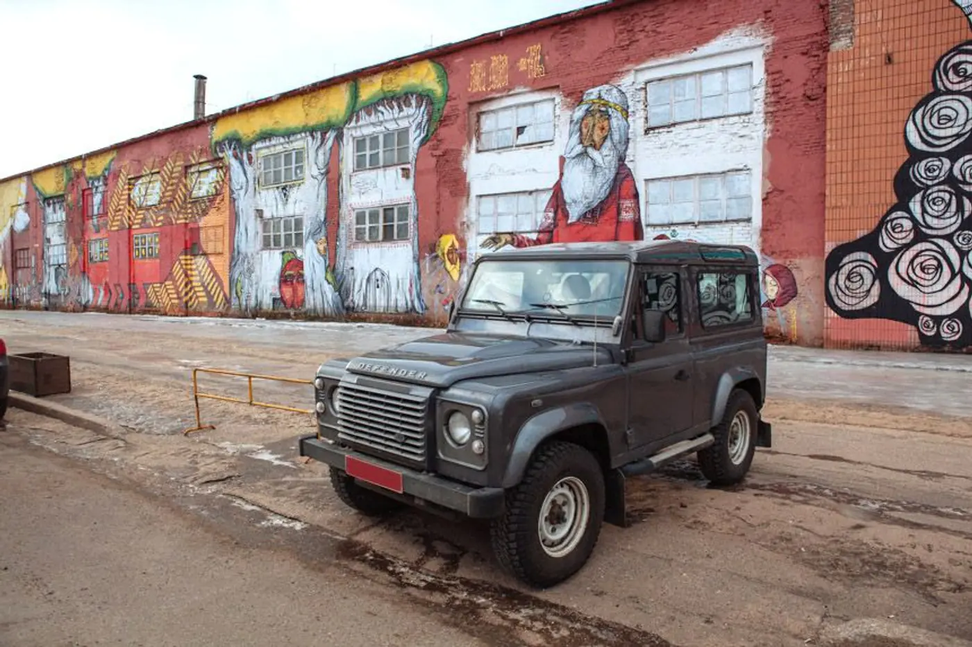 "Это культовый автомобиль!" Британский дипломат - о своем Land Rover Defender, который ездил по карьеру наравне c БЕЛАЗами