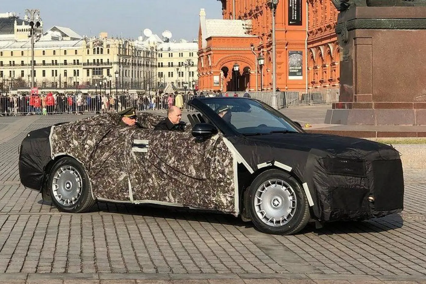 На новых кабриолетах Aurus будут принимать парад Победы 9 мая