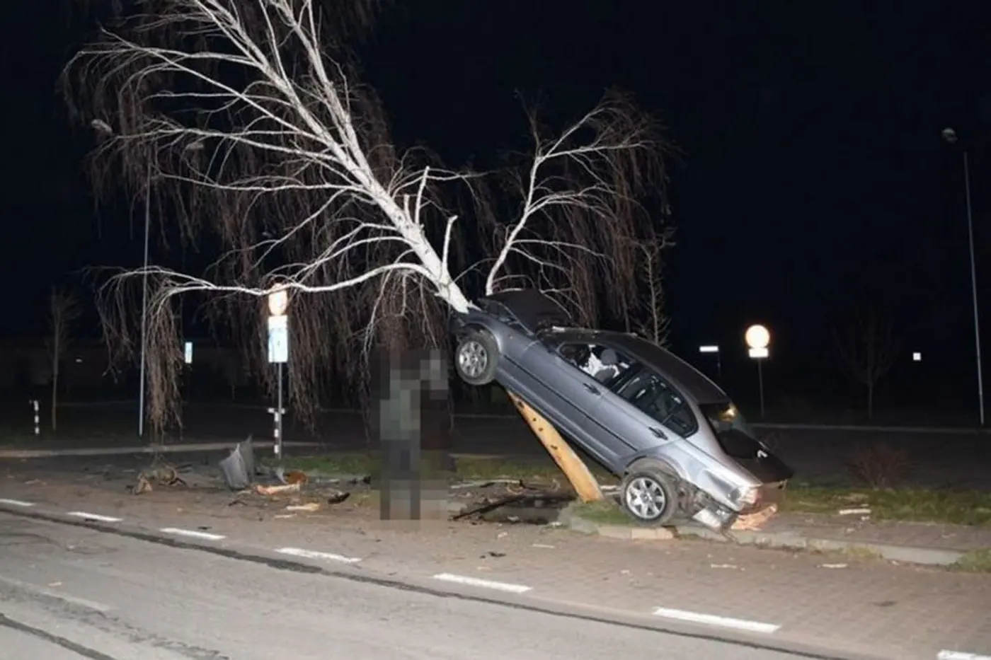 Фотофакт. BMW с пьяным водителем за рулем "завис"… на дереве!