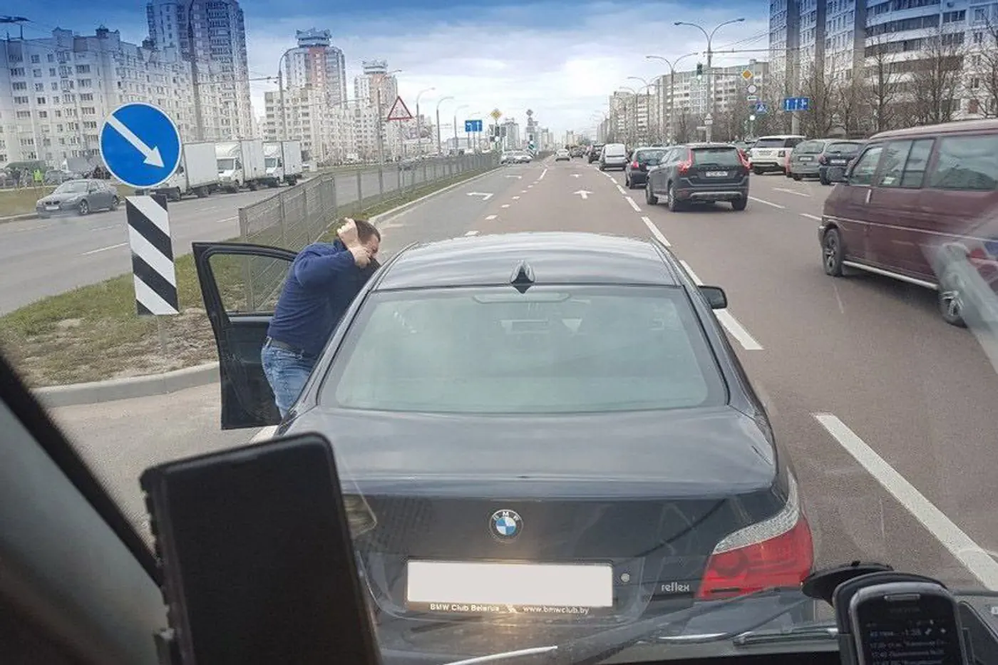 Скандал на глазах журналиста ABW.BY: в Минске водитель маршрутки подрался с "бээмвистом"