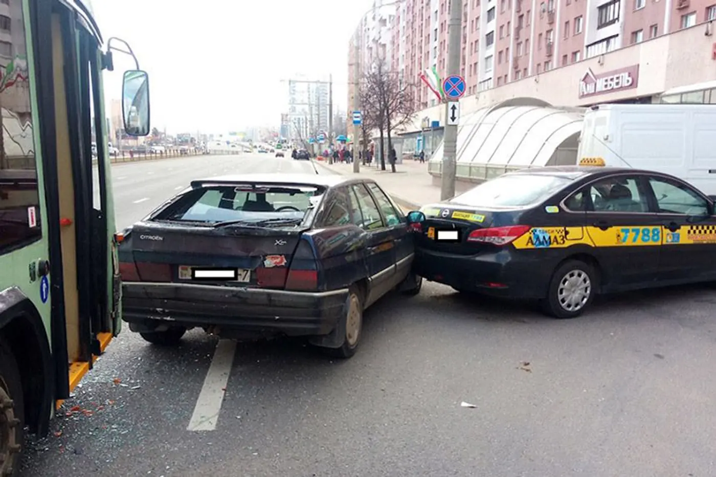 "В мой автомобиль врезался троллейбус. Могу ли я помимо страхового возмещения рассчитывать и на возмещения морального вреда?"