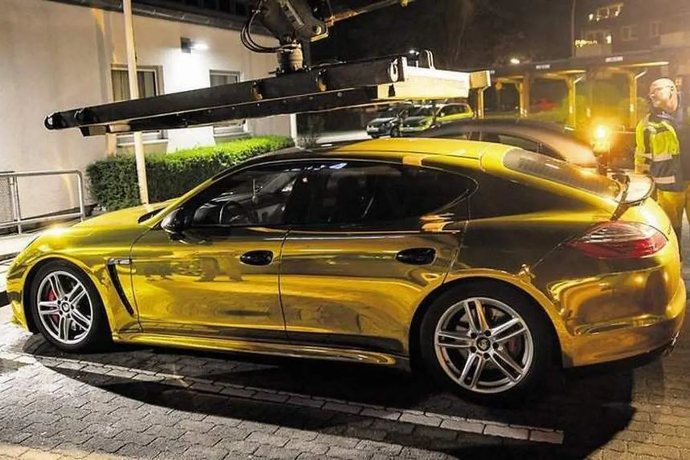 "Слишком блестящий": у владельца Porsche изъяли документы на автомобиль из-за цвета