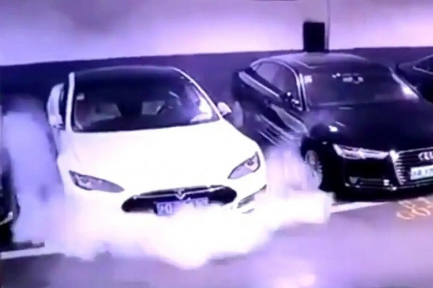 Видеофакт: самопроизвольное возгорание Tesla на парковке