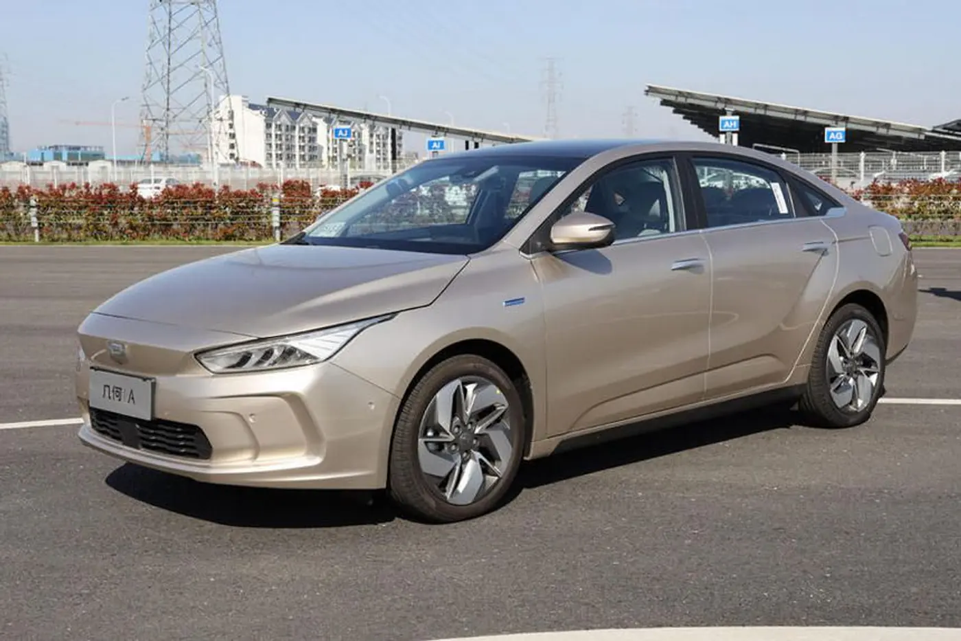 Лучший китайский электрокар? Первый тест недорогой альтернативы Tesla Model 3 от Geely