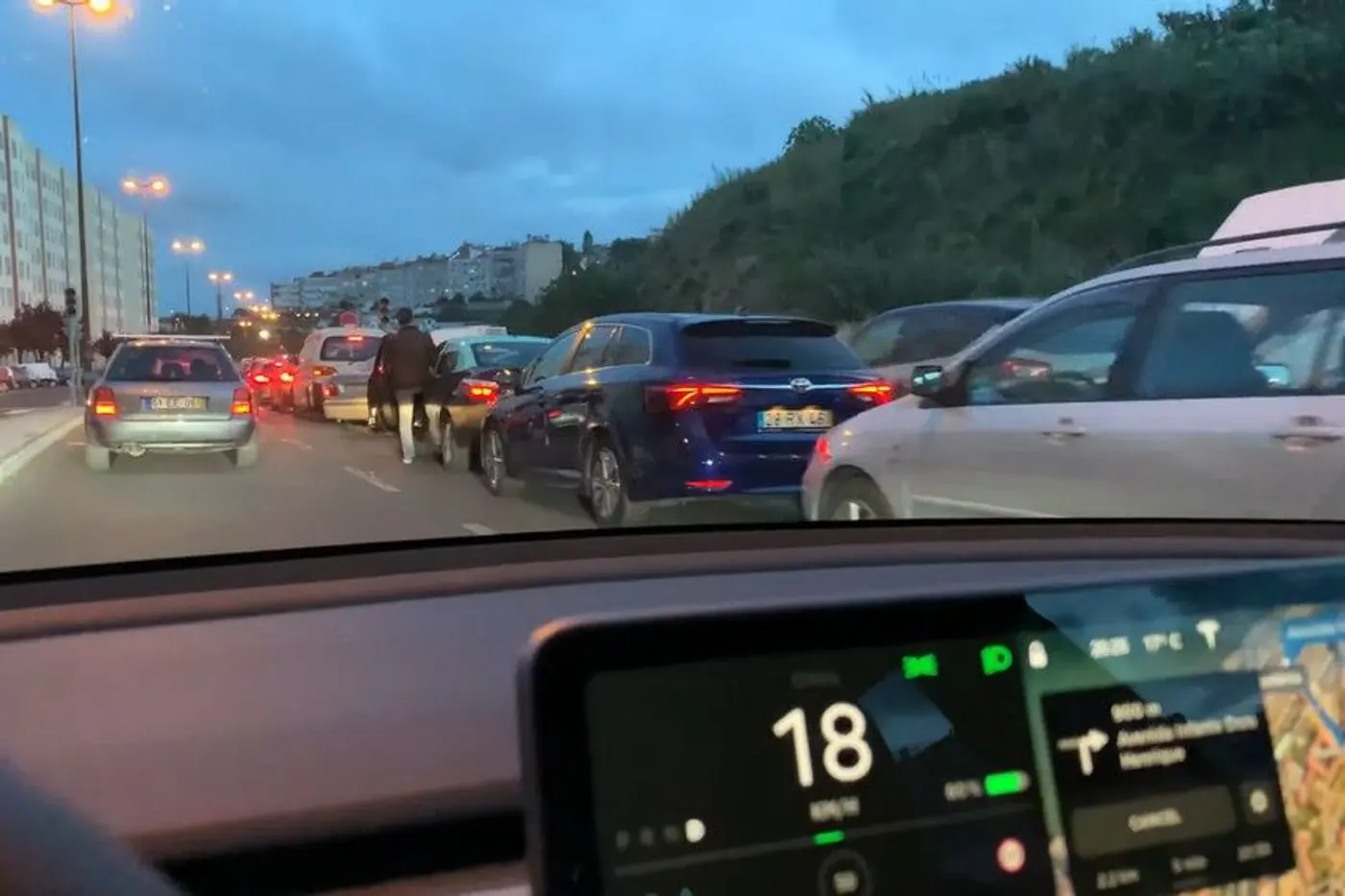 Видеофакт. Tesla объезжает очередь из ожидающих заправки автомобилей
