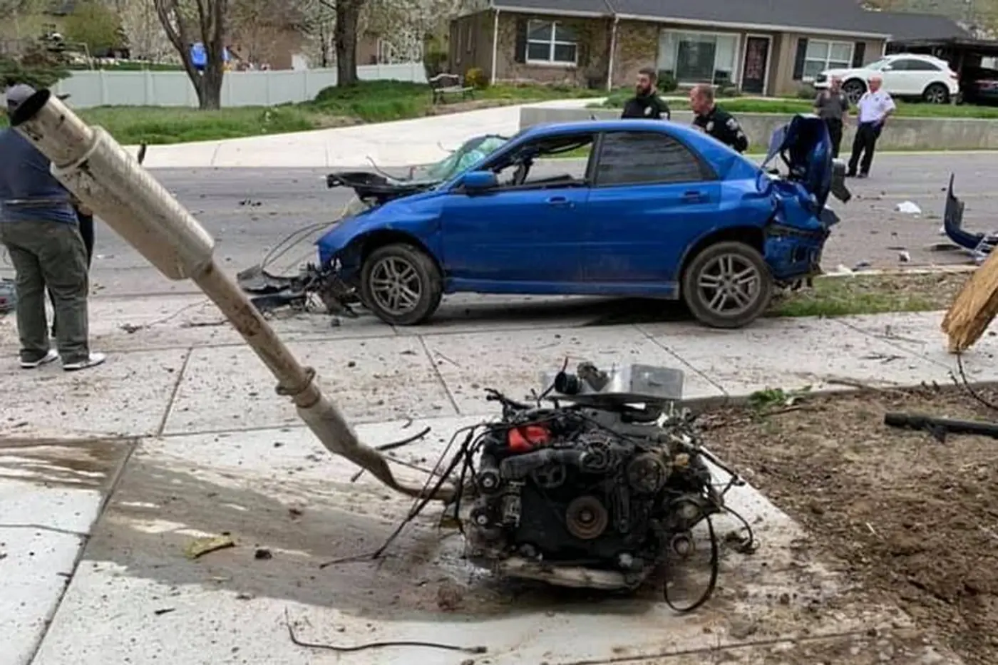 Выпил и "разобрал" Subaru: водитель вылетел через стекло, у машины вырвало двигатель