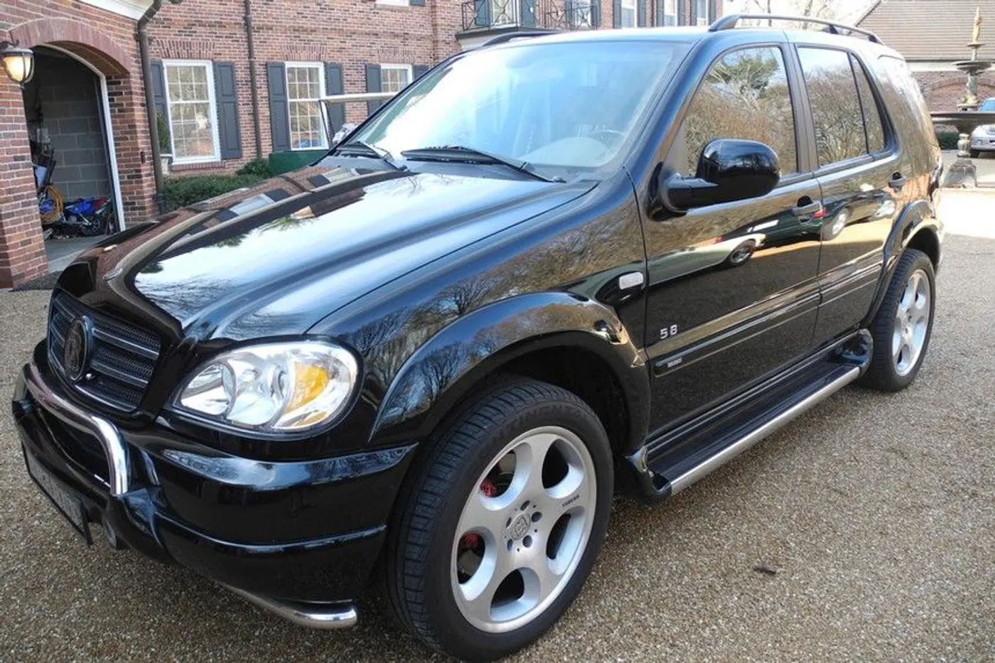 На продажу выставлен редкий Mercedes Brabus ML58 2001 года. Во сколько оценили машину?