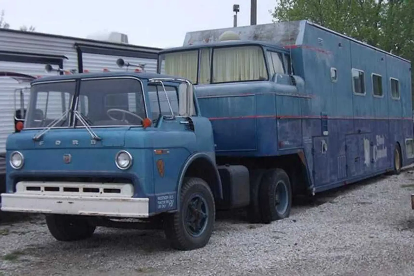На продажу выставили роскошный "дом на колесах" 1970 года выпуска