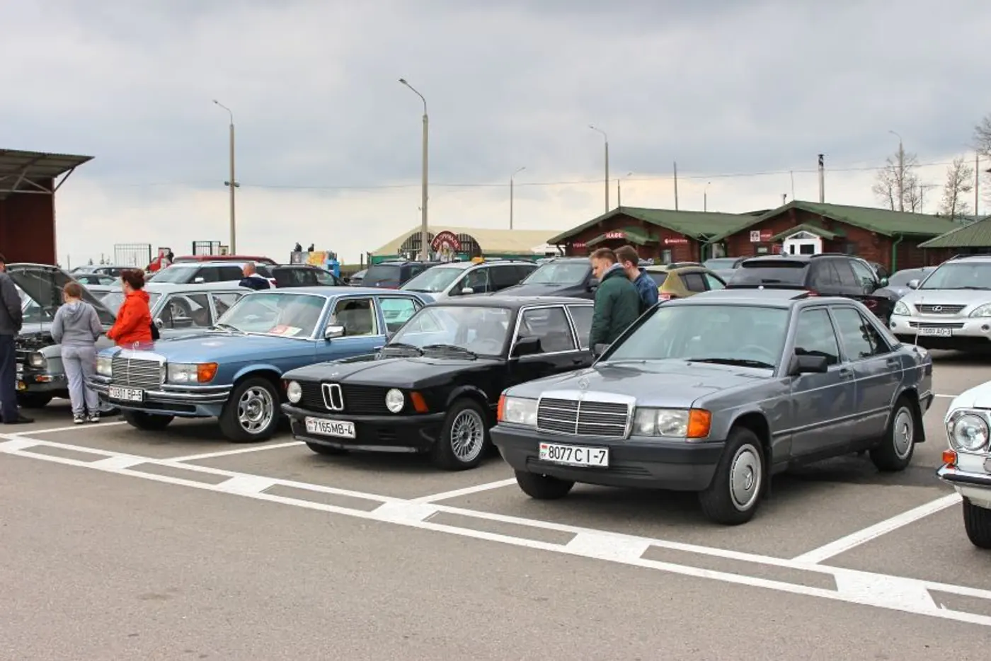 Toyota Crown из ОАЭ, 7-местная "Волга" и Mercedes как у Высоцкого. Репортаж с выставки клуба АИ-93