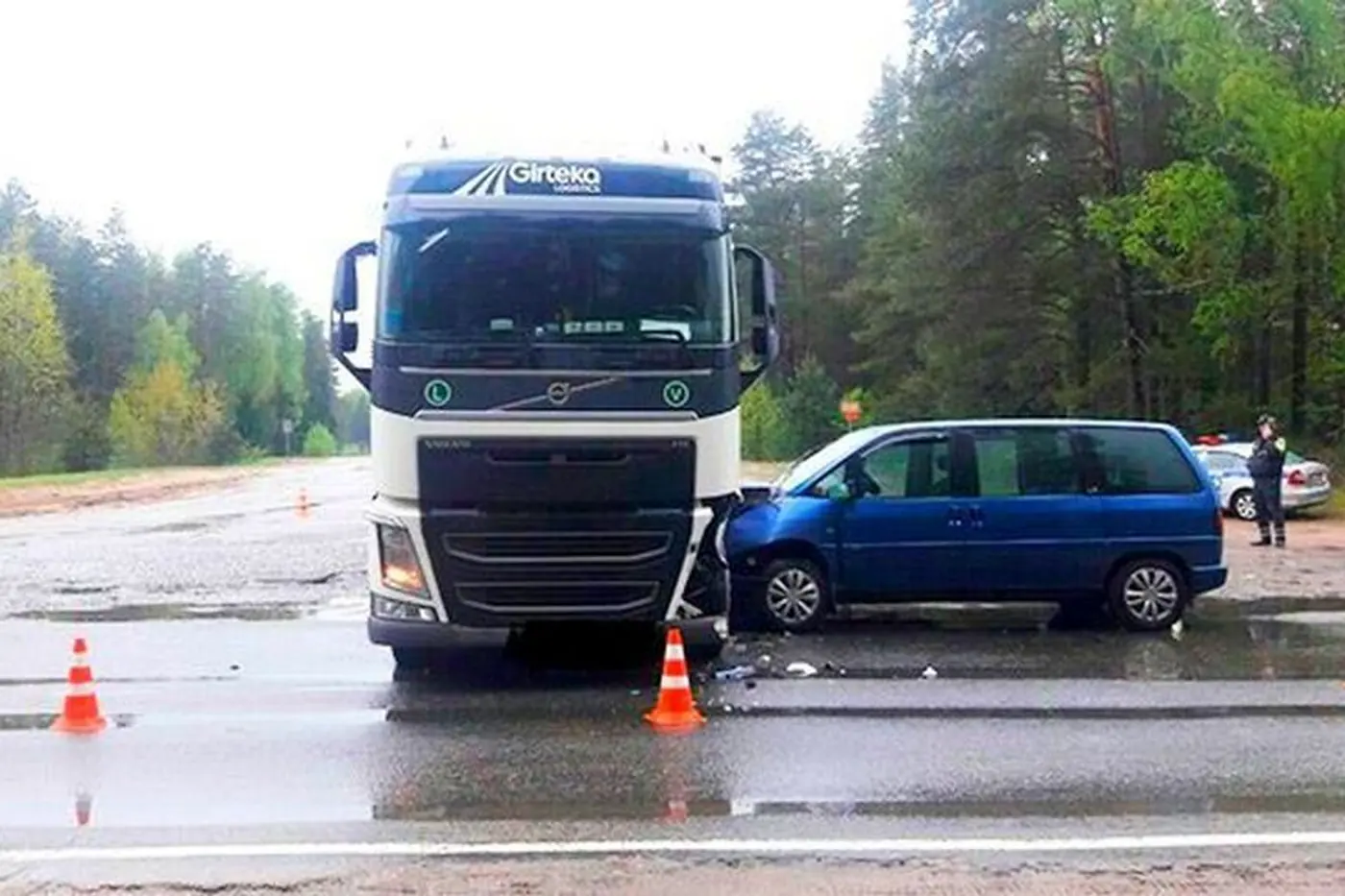 В Полоцком районе фура не уступила дорогу легковушке. Водитель в больнице