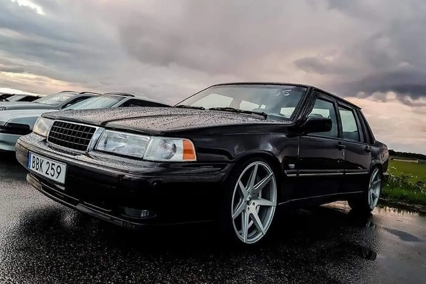 На продажу выставлен необычный седан Volvo 740 - с мотором V8 от BMW