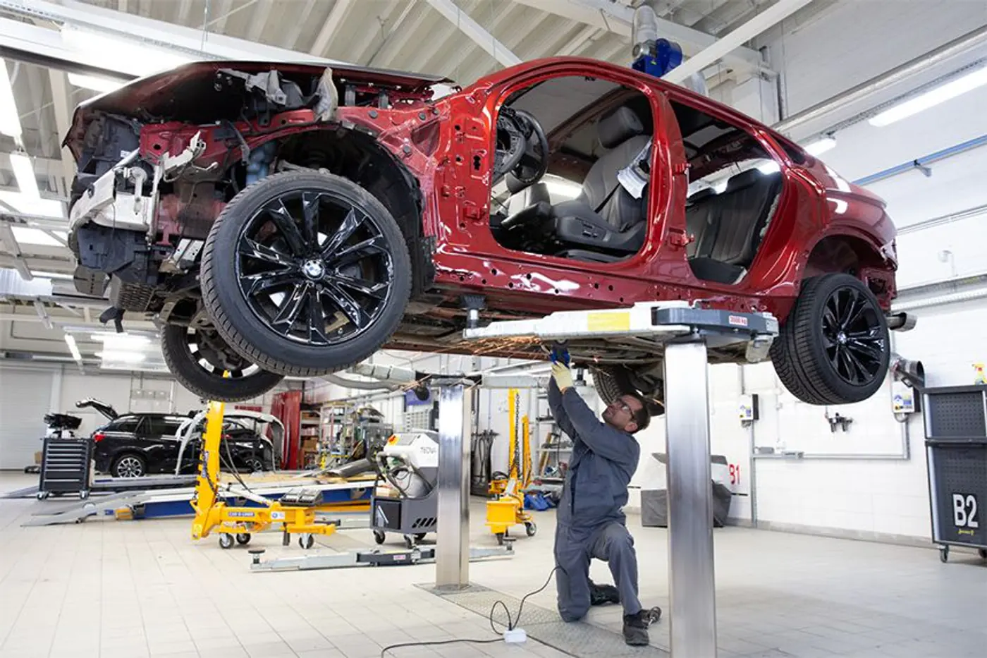 «Осмотрим бесплатно!» Как в BMW делают кузовную «пластику»