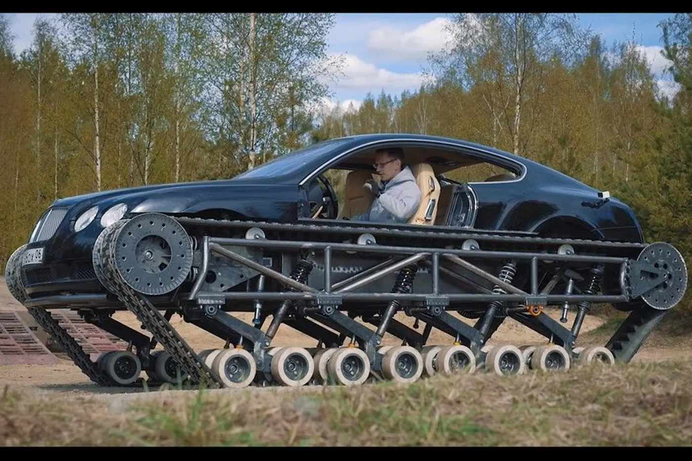 Безумный тюнинг: первый выезд "Ультратанка" на базе Bentley Continental GT