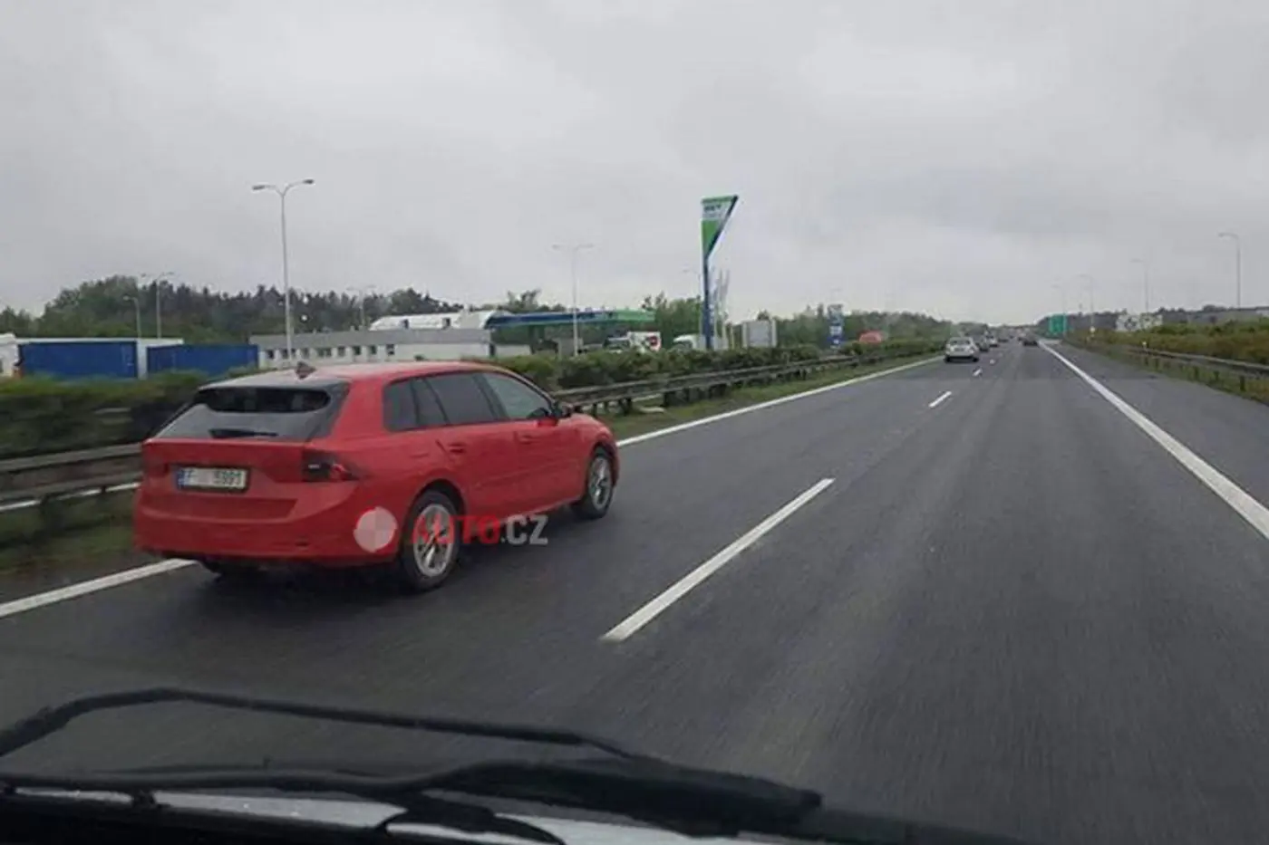 Без "четырехглазых" фар: новый универсал Skoda Octavia заметили на дорогах