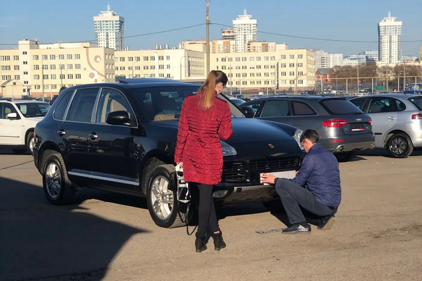 "Поехали продавать свою машину, а по итогу купили Porsche Cayenne". Истории автовладельцев, которые в последний момент изменили решение о покупке