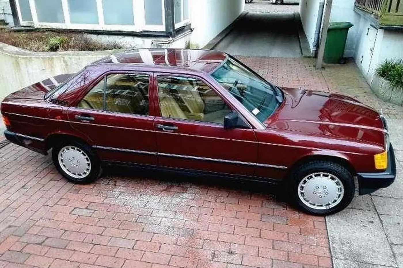 Mercedes 190 E с пробегом менее 500 км снова выставили на продажу. Во сколько оценили седан?