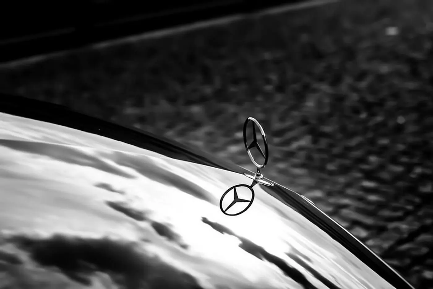 Лихач на Mercedes устроил под дождём показательные выступления на дороге. Видео