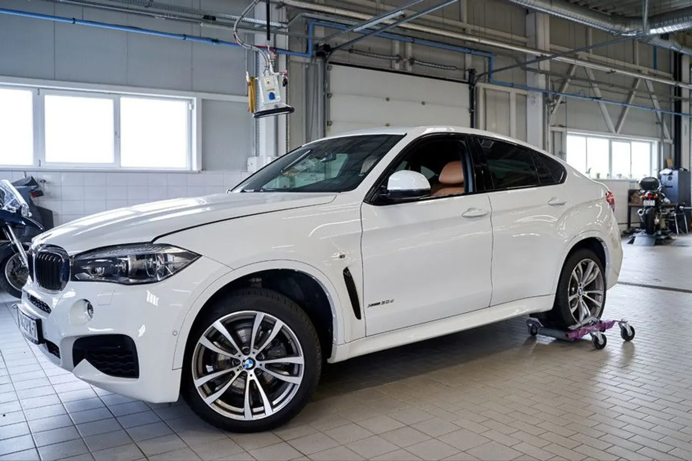 "Гаражникам" и не снилось". Как BMW реанимирует в Минске любые авто