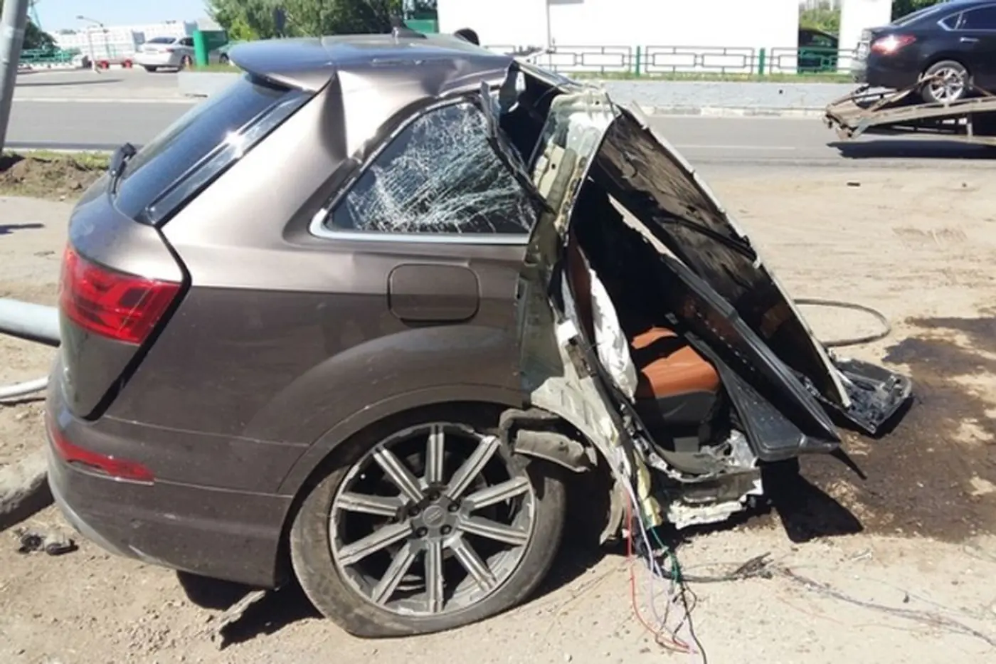Audi Q7 разорвало пополам. Люди чудом выжили после столкновения со столбом (видеофакт)