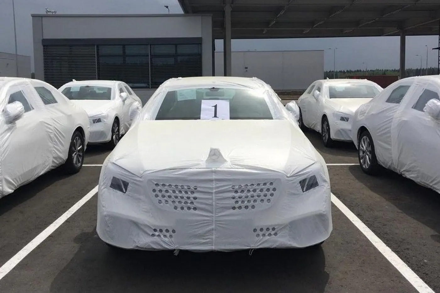 С конвейера завода Mercedes в России сошли первые седаны E-класса