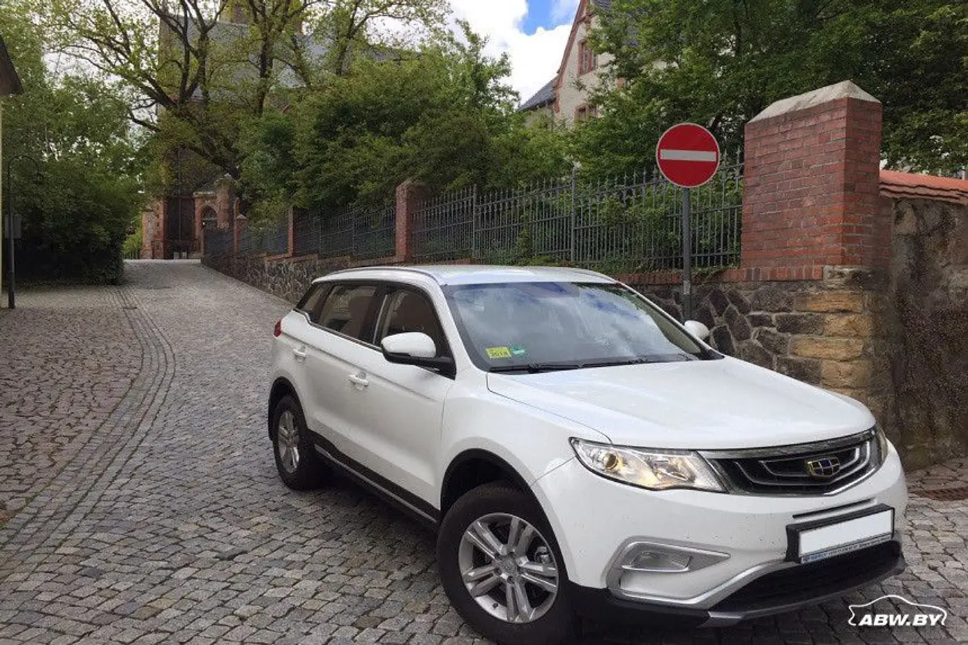 "Джили"? Ну что, хороший самоход?" - "Хороший кредит". По Европе на Geely Atlas