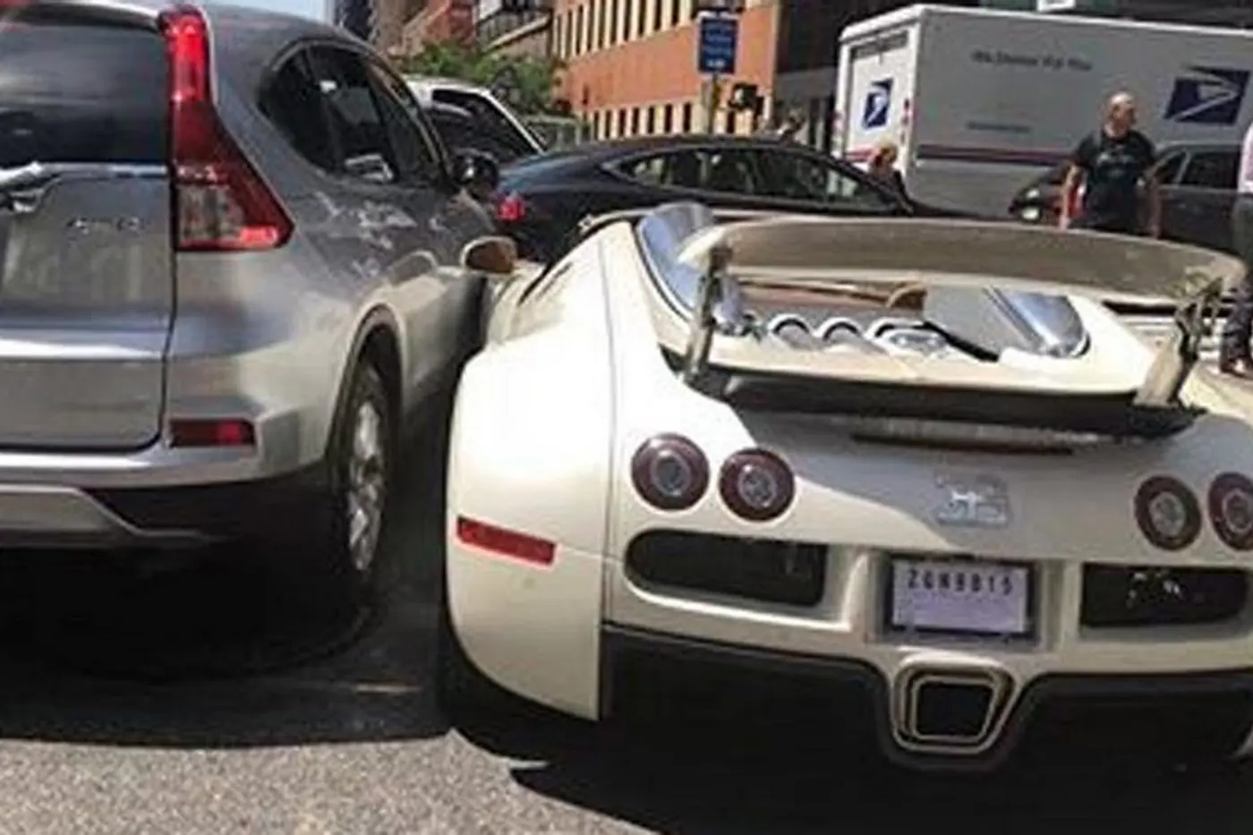"Это автомобиль за два миллиона!" Известный актер попал в ДТП на Bugatti сразу после покупки