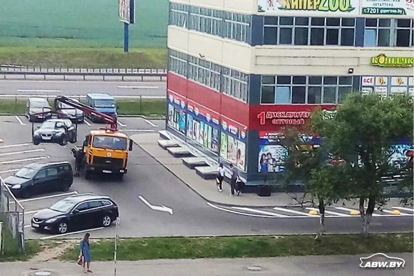 "Приехал эвакуатор и забрал мой автомобиль прямо с парковки у торгового центра!" Разбираемся в ситуации