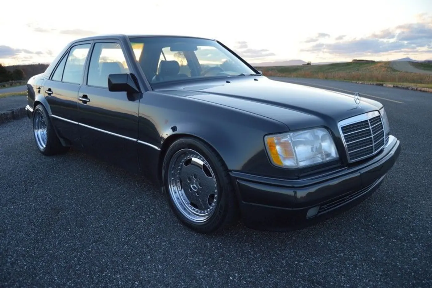 На продажу выставлен редкий экземпляр "прокачанного" седана Mercedes 500E 1992 года