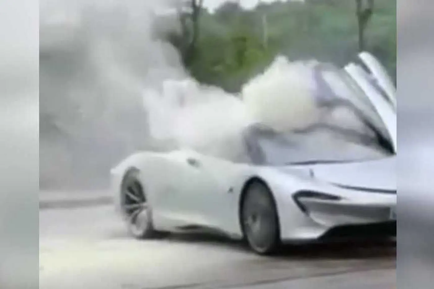 Видеофакт. McLaren стоимостью более двух миллионов долларов загорелся во время испытаний