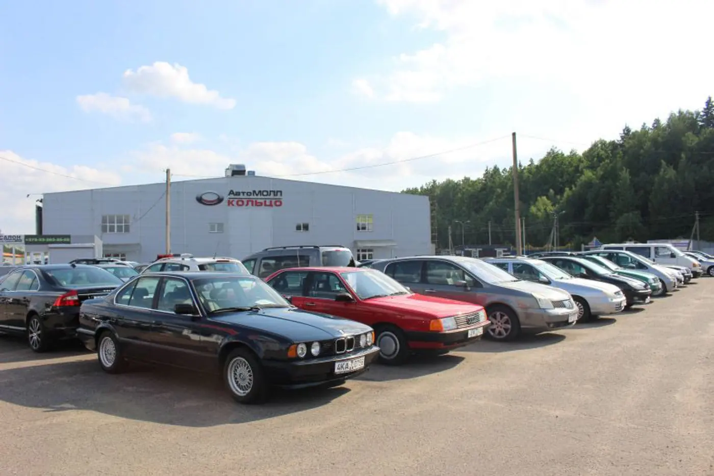 Репортаж с авторынка "Малиновка": идеальный BMW E34, залоговые Hyundai и новые модели из США и Европы