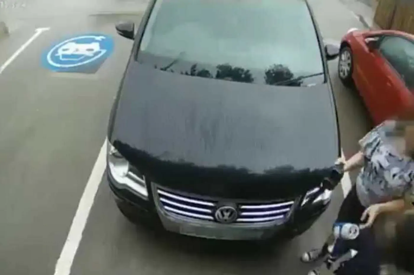Видеофакт. Водитель Volkswagen попыталась накачать шины с помощью... зарядки для электромобилей