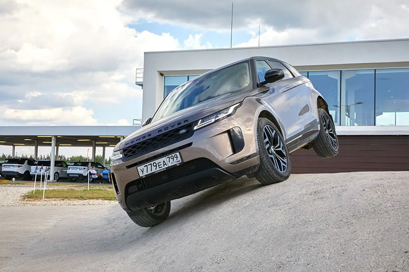 Малый повзрослел.  Получилось ли у нового Range Rover Evoque стать лучше?
