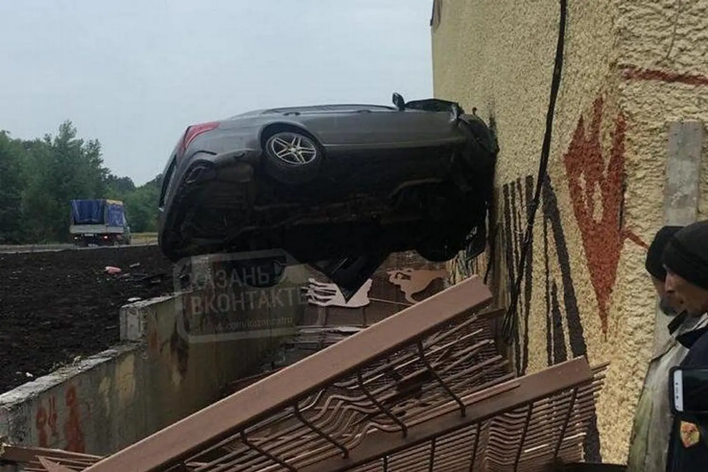 Видеофакт. Mercedes застрял в здании зоопарка