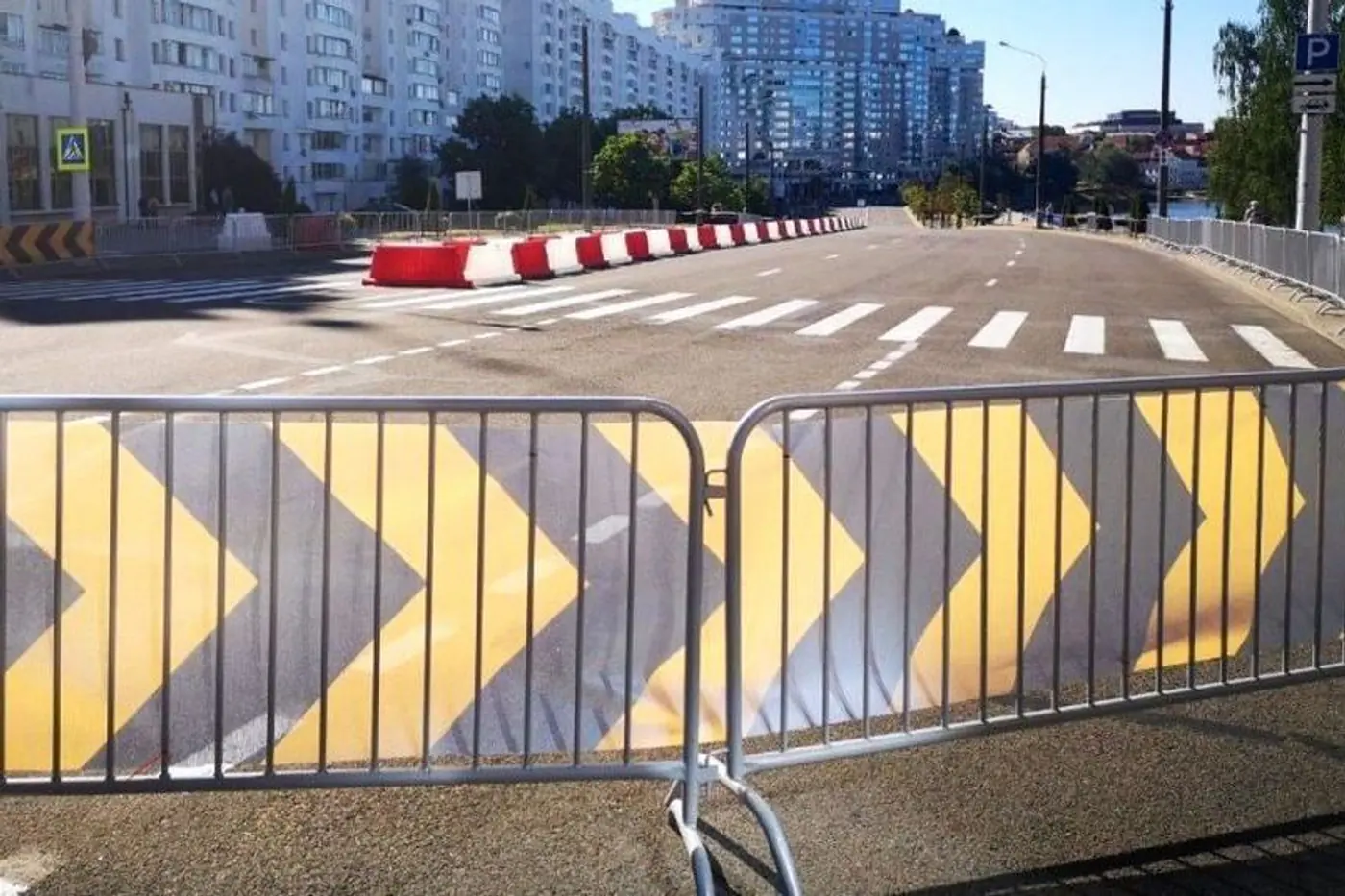 Сегодня и завтра временно перекроют движение транспорта в районе площади Победы (обновлено)