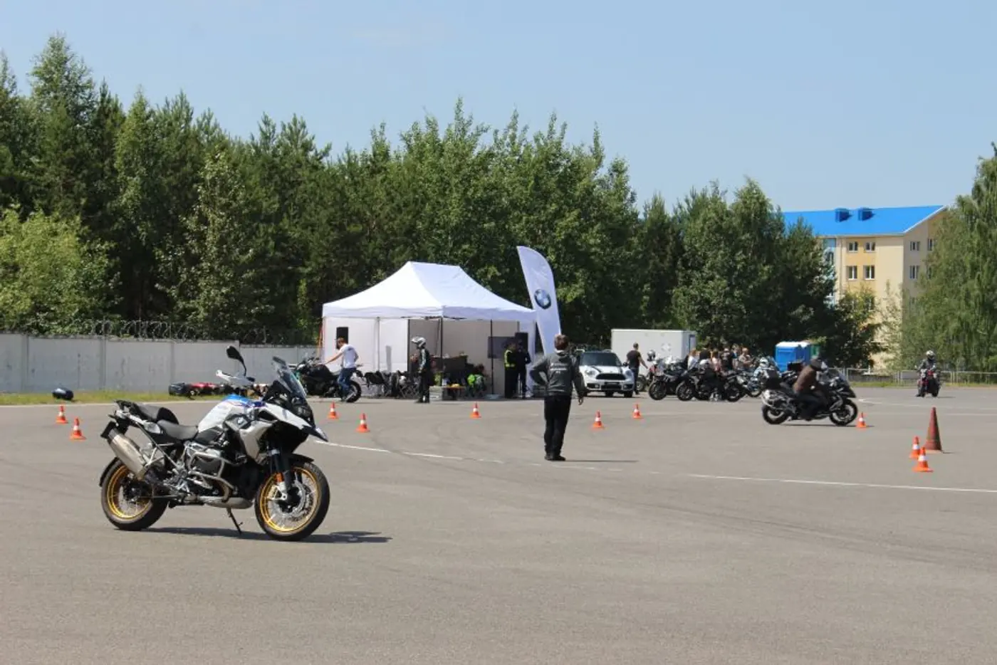 Компьютеры на двух колесах. Что собой представляют мотоциклы BMW R1250GS и K1600GTL?