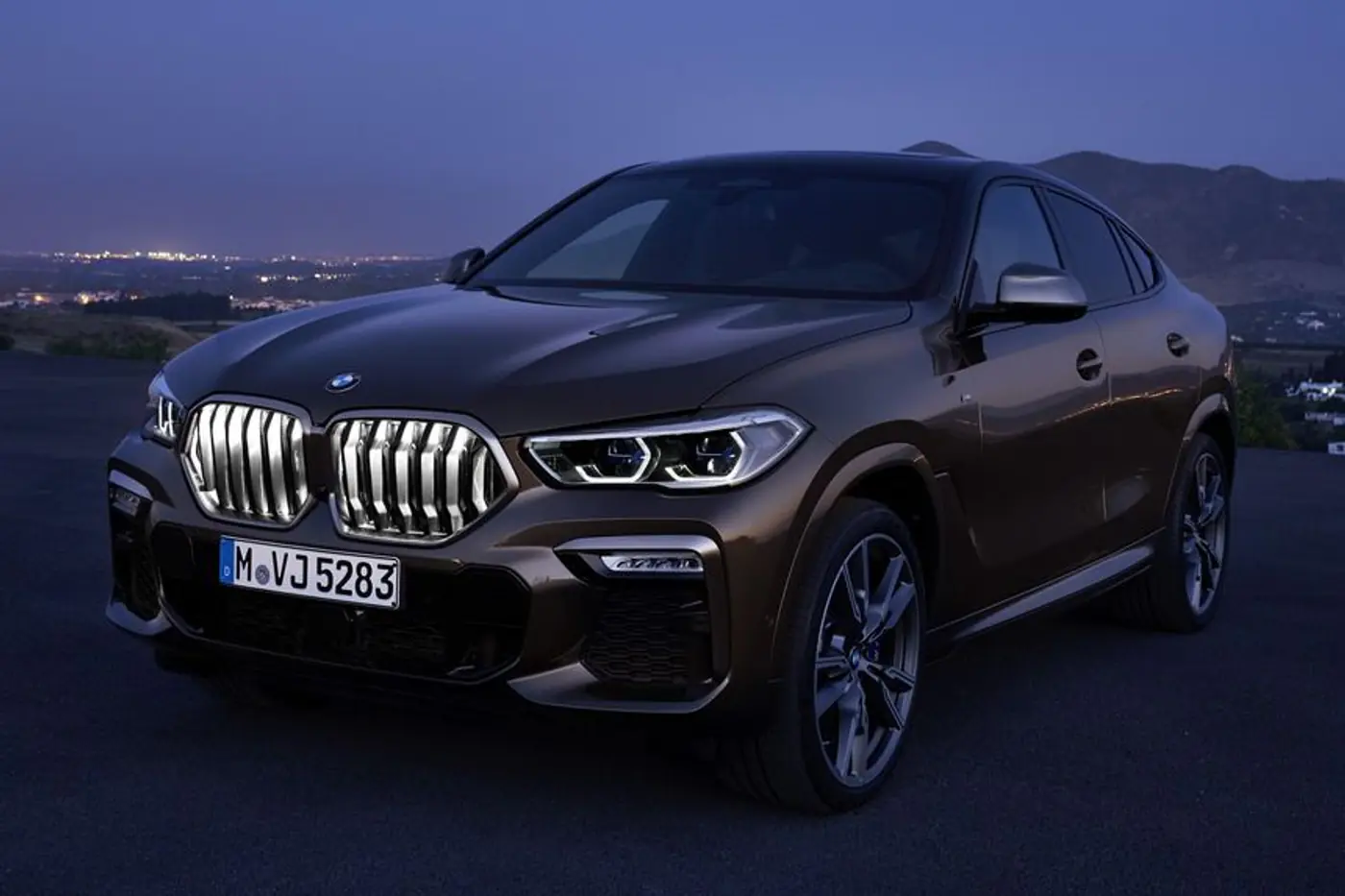 С подсвечивающимися "ноздрями": BMW показала новый X6