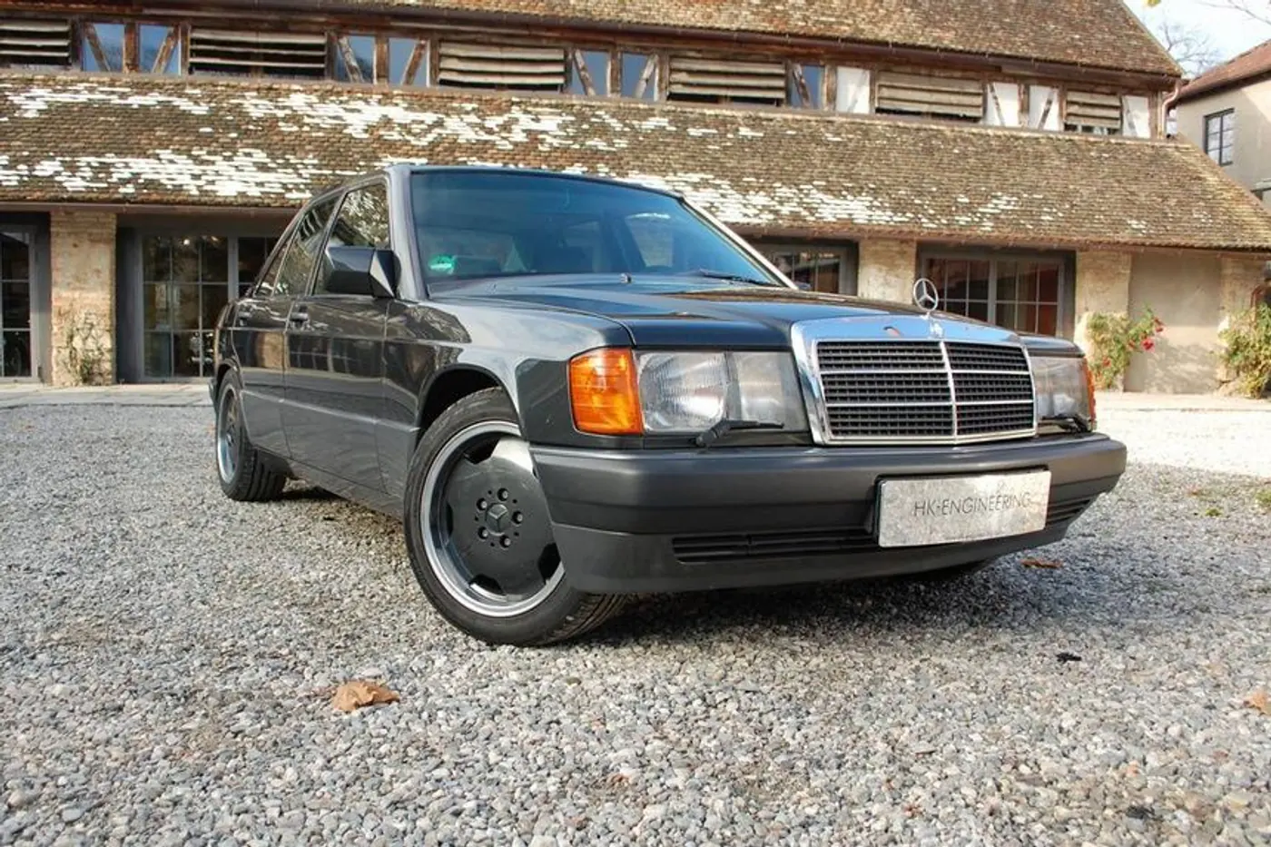 На продажу выставлен редкий 27-летний Mercedes 190 E AMG. Во сколько оценили машину?