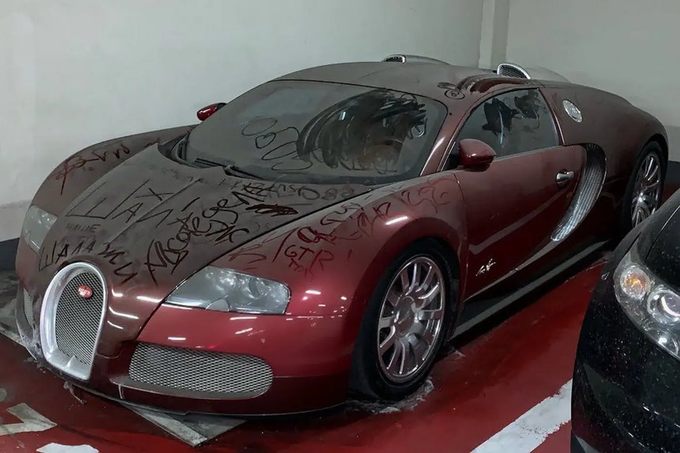 Неужели бросили? На одной из парковок в Москве пылится... Bugatti Veyron