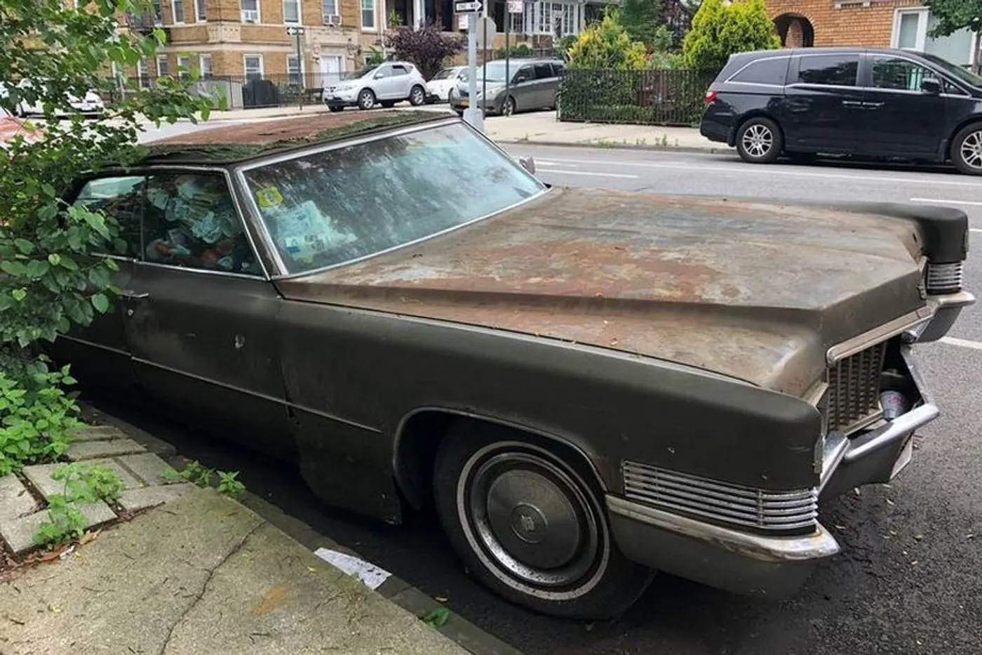Бесхозный седан Cadillac 25 лет простоял на улице
